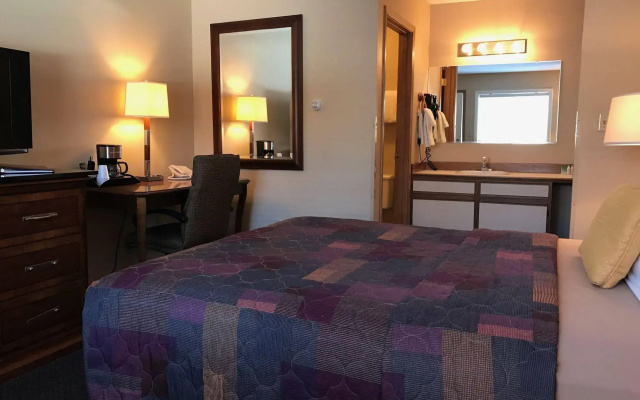 Lakeshore Inn & Suites