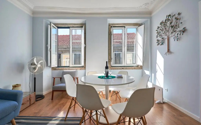 Elegant Riverview Apartment in Historical Lisbon