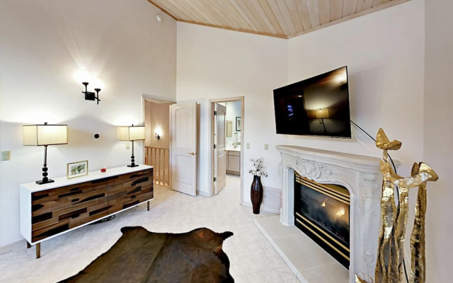 Exclusive Mountain Retreat #B - 4 Br Duplex