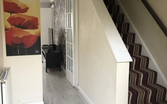 Nice 3-bed House in Farnham Royal Slough