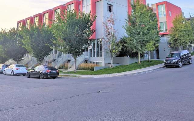 Monki Di Executive Suites - GLAS - Luxury Inner City Home 3 min to Downtown w Private Rooftop Patio Fireplace