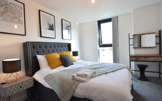 Contemporary Apartment in Sheffield near River