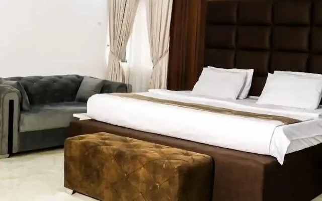 Hubbies Royale Hotel