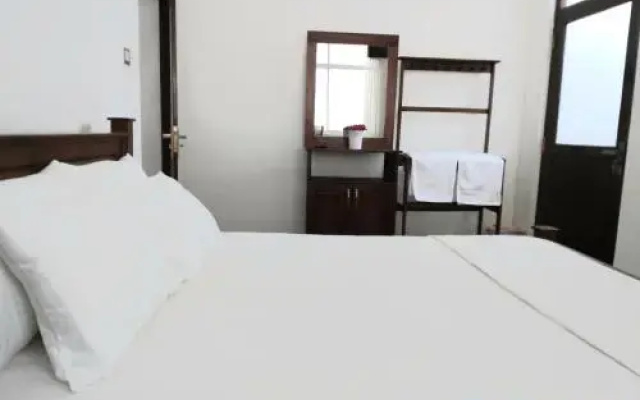 Ivy Banks Lake Round Hotel