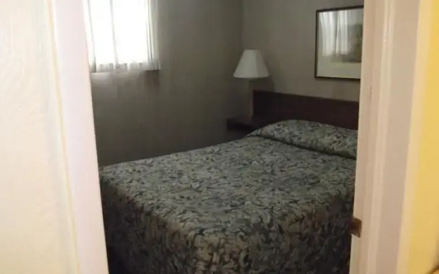 Colonial Motel