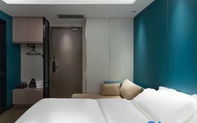 Yibai Light Luxury Hotel