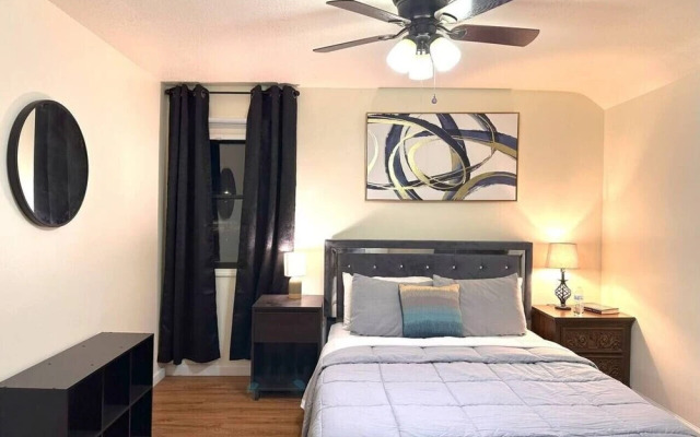 511b Massive 4 Bedroom With Fenced Yard!