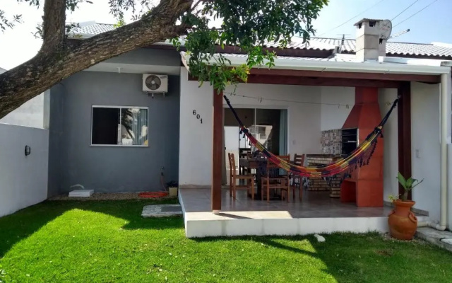 Casa com ótima localização a 100 metros da praia