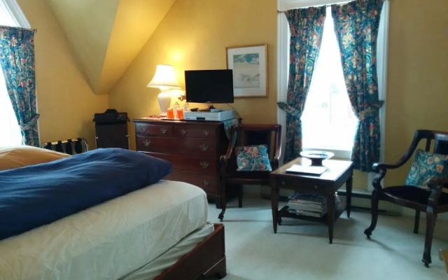 Fairmont House Bed & Breakfast