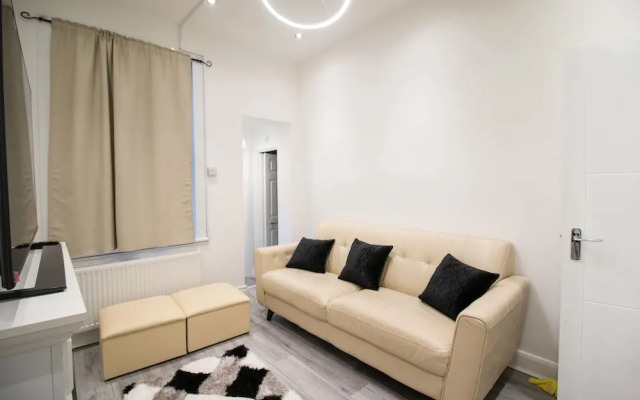 London Apt - Sleeps 4 - Parking - Wifi