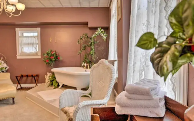 Pet-friendly Apt: 2 Blocks to Riverside Park!