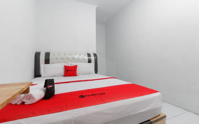 RedDoorz Plus near Universitas Methodist Medan