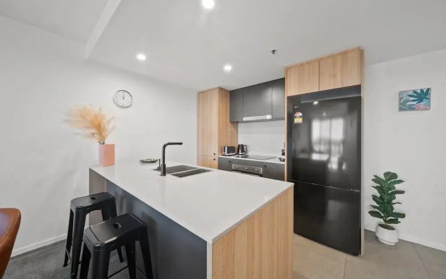 Sleek 2-bed Apartment With Rooftop Garden Access
