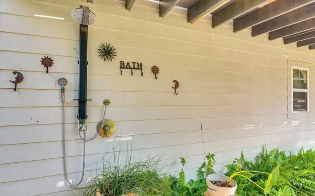Private Beach Pass: Cozy Galveston Apartment!