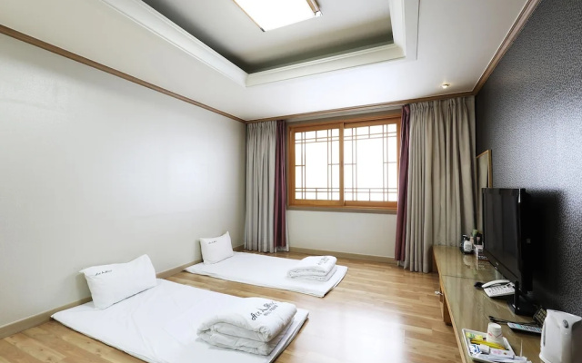 Ace Family Hotel