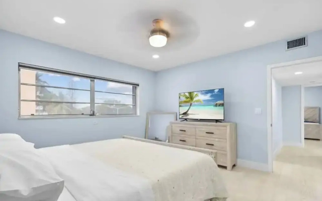 Las Olas & Beachside getaway with pool