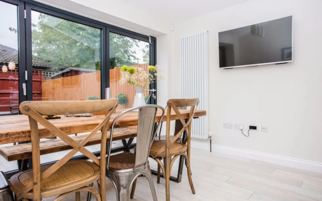 3 Bedroom Home With Skylight and Garden