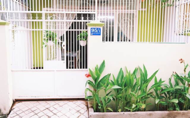 Отель QQ House with balcony and near the beach вид на фасад