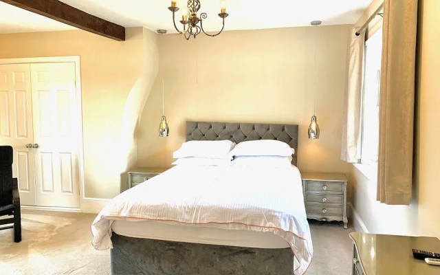 The Farmhouse - Sleeps 12 With Private Grounds