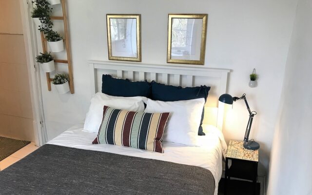 Апартаменты Charming Studio Garden View Great Loc. Лиссабон комната для гостей