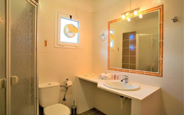 disCrete Villa Maroulas