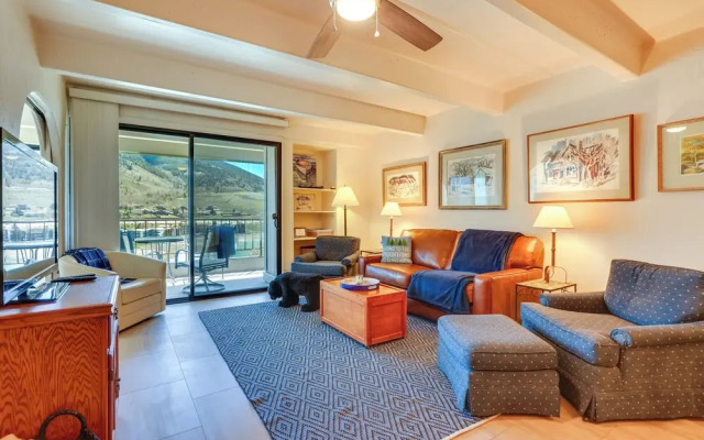 Mtn & Reservoir Views: Cozy Dillon Condo!