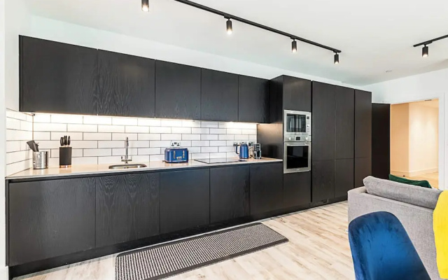 Bright North Acton Flat With City View