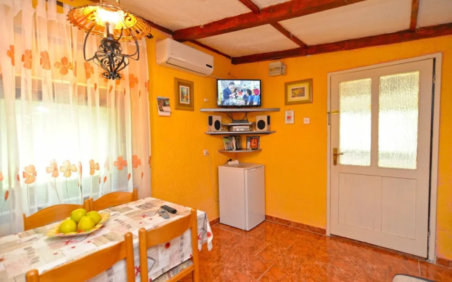 Apartment 498