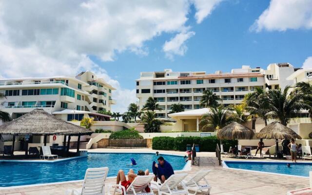 Отель Condominios Brisas Cancun Zona Hotelera бассейн