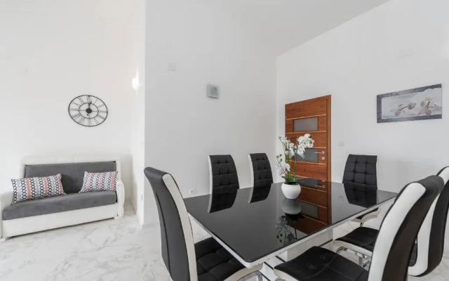 Beautiful penthouse for 8 close to city center