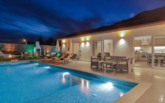 Villa Tawny