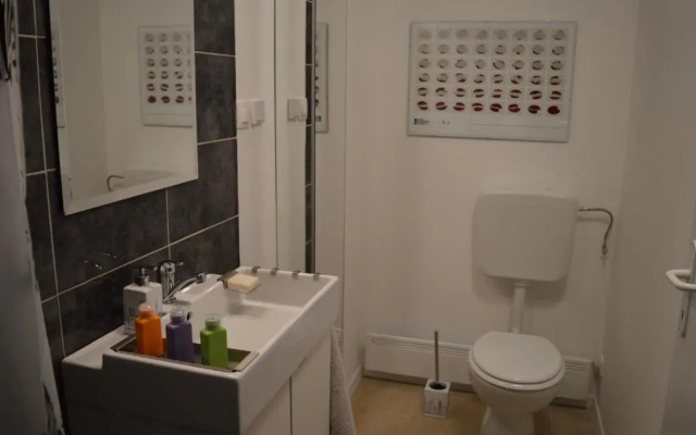 Kućica [kȕtɕitsa] - small house with free parking