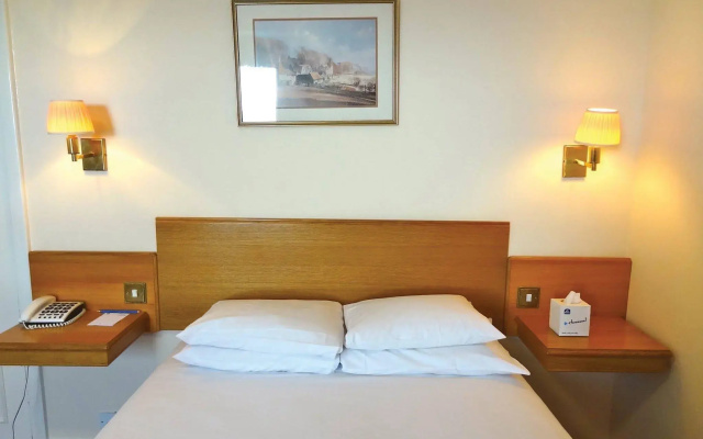OYO Stade Court Hotel