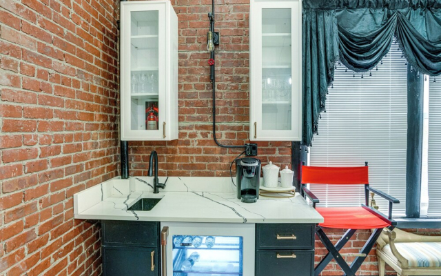 Walkable Schenectady Getaway: 2-unit Campus Hub