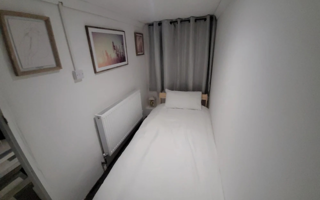 Hidden Treasure- 2 Beds Sleeps 3 Gillingham