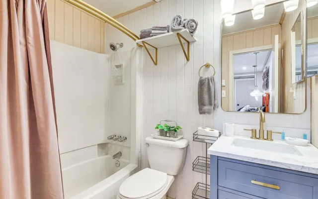 Walk to Slopes: Snowshoe Condo w/ Sunroom