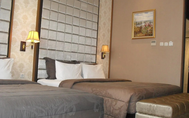 Liz Palace Inn