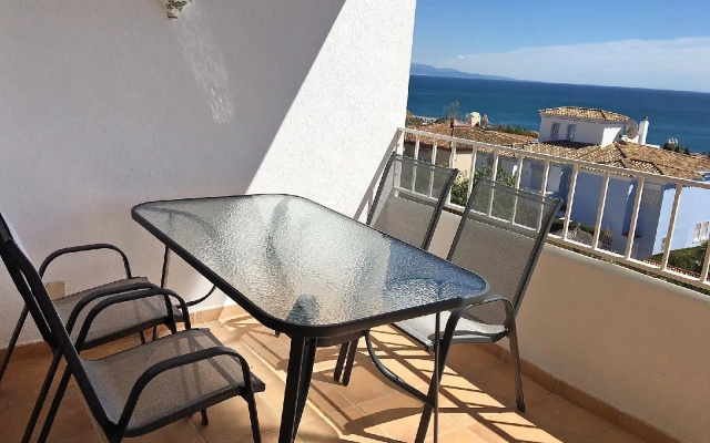 2056 - Apt with terrace sea view