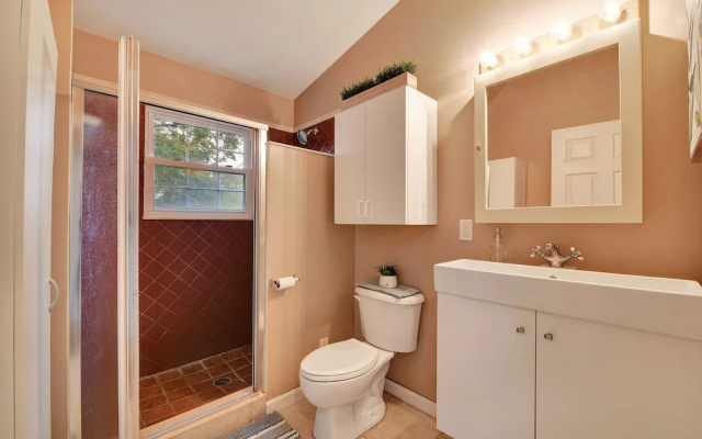 Sunshine Hideaway - Large Studio - Pet Friendly