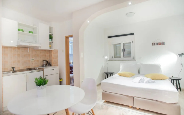 Studio Apartments Emotha