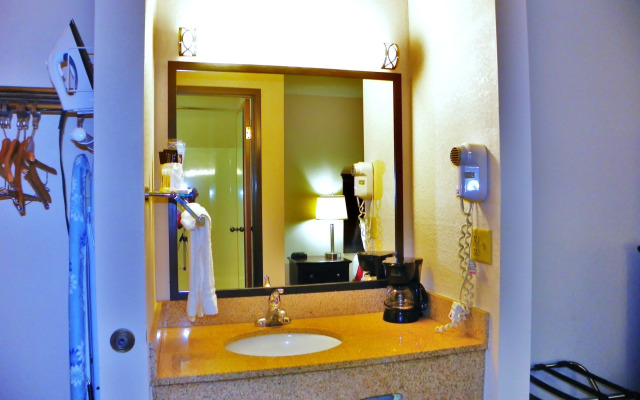 Royalton Inn & Suites