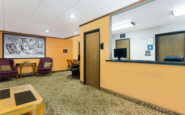 Super 8 by Wyndham Antigo