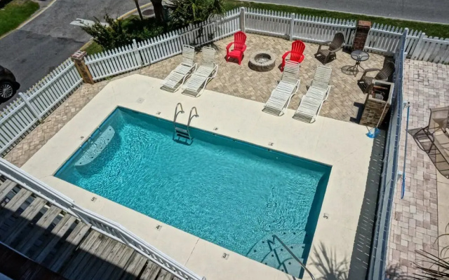 Pierview 5 Bedroom Home by RedAwning