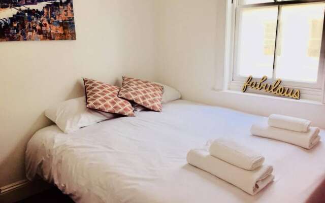 Отель 2 Bedroom Flat With Stunning Sea View комната для гостей