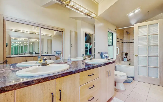 2BR Dog-friendly Cabin w/ Lake Views