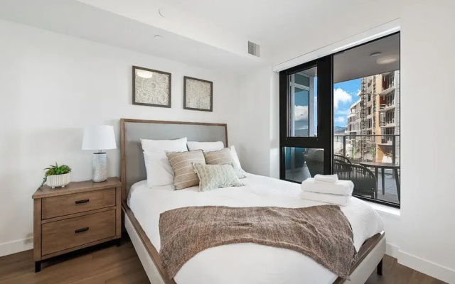 AQUA Corner Unit w Amazing View 614