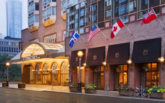 Отель DoubleTree by Hilton Hotel Toronto Downtown Канада, Торонто - отзывы, цены и фото номеров - забронировать отель DoubleTree by Hilton Hotel Toronto Downtown онлайн вид на фасад