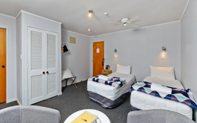 Oakwood Manor Motor Lodge