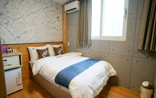 D.H Sinchon Guesthouse