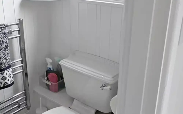 1 Bed Cabin-sleeps 2, Hot Tub, Garden, Views, Pets